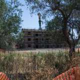 C�� un altro cantiere alle spalle della villa: su un terreno confiscato alla mafia l�associazione Agebeo vorrebbe realizzare case per i parenti dei malati di tumore della vicina clinica. Ma anche qui, almeno per ora, ci sono solo inoperose impalcature